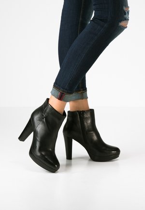 Højhælede støvletter - black