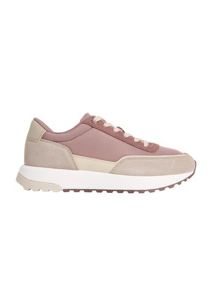 Lichtroze en beige lage sneaker met dikke witte zool, beige veters, suède en stoffen panelen, Calvin Klein-logo aan de zijkant.