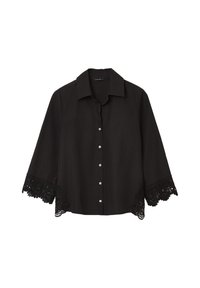 Camicia nera con colletto e maniche ¾, caratterizzata da dettagli in pizzo intricati ai polsini. Tessuto morbido e vestibilità sartoriale.