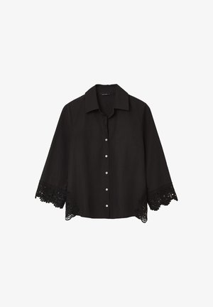Chemise noire à bouton avec col, manches ¾ ornées de délicats détails en dentelle aux poignets. Tissu lisse et coupe ajustée.