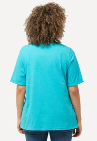 Ulla Popken SEA YOU SOON SHORT SLEEVE GRAPHIC - Triko s potiskem - deep aqua