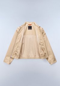 Jasnobeżowa casualowa kurtka z długimi rękawami, otwartym zamkiem z przodu, zapinanymi na guziki mankietami oraz wewnętrznymi kieszeniami, położona płasko na jasnym tle.