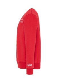 Sweatshirt rouge à manches longues, avec des poignets et un ourlet côtelés, arborant un design à thème de fête sur le devant et un logo sur la manche.