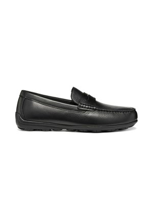 Mocassin noir en cuir à enfiler avec bout arrondi, détails cousus, talon bas et semelle en caoutchouc texturée.