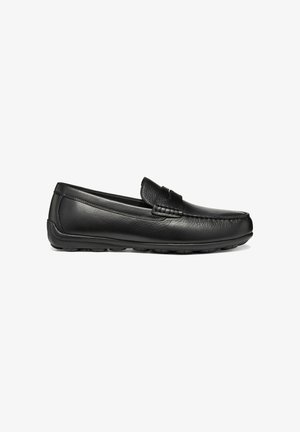 Mocassino slip-on in pelle nera con punta arrotondata, dettagli cuciti, tacco basso e suola in gomma testurizzata.