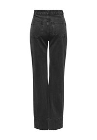 Jeans de mezclilla negra con cintura alta, diseño de pierna recta, bolsillos traseros visibles y dobladillo enrollado. La tela tiene una textura suave.