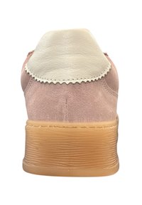 Roze suède sneaker met een gestructureerde beige rubberen zool. Voorzien van een crèmekleurige leren hielkap met geschulpte randen.