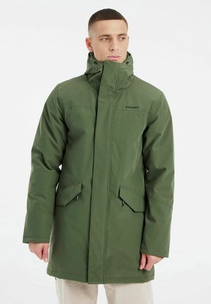 Abrigo impermeable verde con cuello alto, cierre frontal con cremallera y dos bolsillos inclinados. Elaborado en una tela suave con un diseño minimalista.