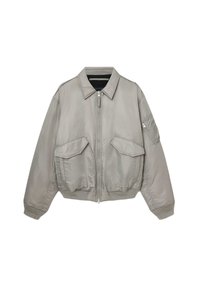 Chaqueta bomber de un gris claro con cierre de cremallera en el frente, que cuenta con dos grandes bolsillos frontales, un pequeño bolsillo en la manga y un dobladillo y puños de canalé.