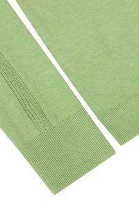 Hellgrüner Strickstoff mit gerippten Bündchen und Details. Glatte Textur; verfügt über ein dezentes Muster und Nähte entlang der Nahtstellen.