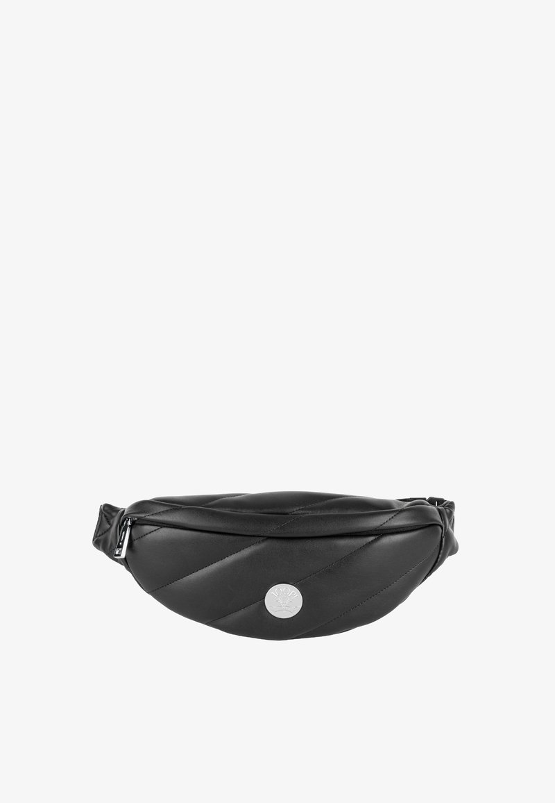Marsupio in pelle nera trapuntata con texture liscia, forma curva e hardware argento. Presenta un dettaglio del logo sulla parte anteriore.