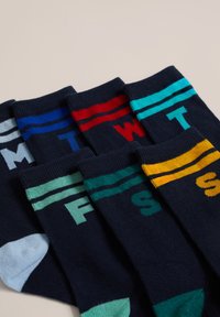 Astotņu komplekts jūras zila zeķēm ar kontrastējošām horizontālajām svītrām un burtiem. Iekļautas krāsas: sarkana, zila, zaļa, tirkīza, dzeltena un gaiši zila akcenti.