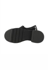 Suola di scarpa nera in gomma con grip testurizzato, caratterizzata da scanalature orizzontali e punta arrotondata. Materiale resistente con una finitura liscia.