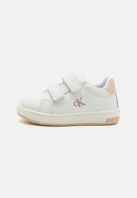 Białe syntetyczne sneakersy z dwiema zapięciami na rzepy, jasnoróżowymi akcentami na pięcie oraz gumową podeszwą z delikatnym logo.