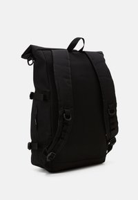 Sac à dos noir avec tissu texturé, sangles rembourrées réglables, poche zippée sur le côté et fermeture roulée. Design durable et minimaliste.