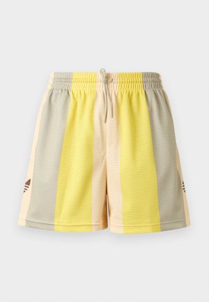 Siatkowe sportowe szorty z elastycznym pasem i sznurkiem do regulacji, z pionowymi paskami w kolorze żółtym, beżowym i szarym oraz małymi brązowymi detalami z logo.