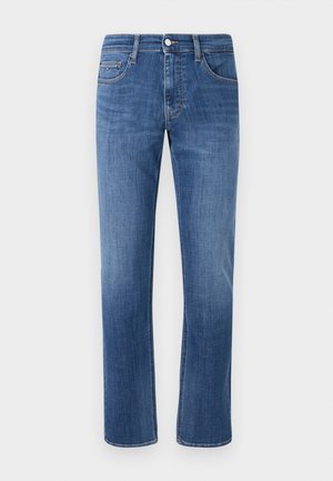 Jean denim bleu à jambes droites avec un design classique à cinq poches et une fermeture à bouton sur un fond uni.