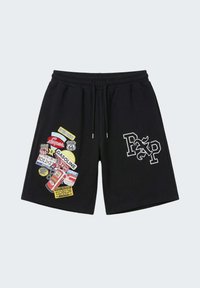 Shorts noirs avec taille élastique et cordon de serrage, décorés de patches vintage colorés de stations-service et de plaques d'immatriculation sur la jambe gauche et du logo "PXP" sur la droite.