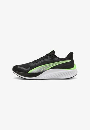 Schwarzer Sportschuh mit grünen und silbernen Akzenten, ausgestattet mit einem atmungsaktiven Mesh-Obermaterial, texturiertem Design, gepolsteter Sohle und einer schlanken Silhouette.