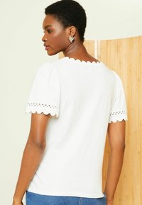 Love & Roses PETITE FIT - SCALLOP V-NECK - Marškinėliai su spaudiniu - ivory