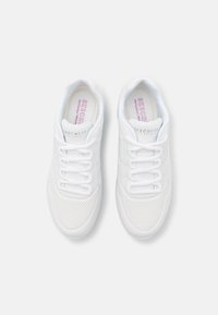 Sneakers bianchi con tomaia in pelle liscia, dettagli perforati, lacci elasticizzati e collo imbottito. L'interno presenta una soletta ammortizzata.