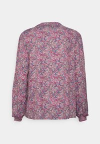 Blouse à manches longues avec motif cachemire rose, violet et bleu et poignets élastiques, vue de dos sur fond blanc.