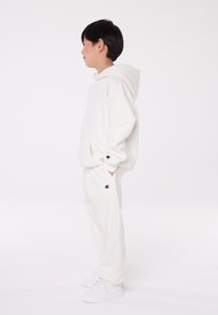 Champion EXCLUSIVE HOODIE UNISEX - Sportinis megztinis - off-white