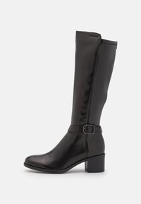 Bottes montantes en cuir noir à finition lisse, bout carré et accent de boucle à la cheville. Talon bloc pour une meilleure stabilité.
