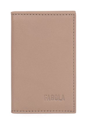 Portefeuille en cuir marron clair avec coutures apparentes et nom de la marque embossé "FAGOLA" dans le coin inférieur droit.