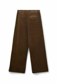 Pantalon en velours côtelé marron à jambes larges avec poches passepoilées arrière et passants de ceinture, vu de dos sur fond blanc.