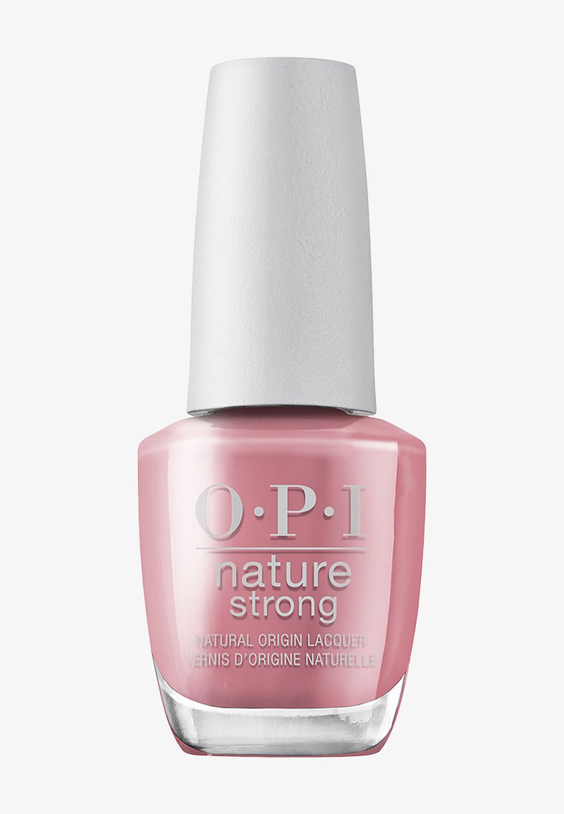 OPI Nature Strong pink neglelakflaske med hvid hætte og etiket, der angiver naturens oprindelse af lakken.