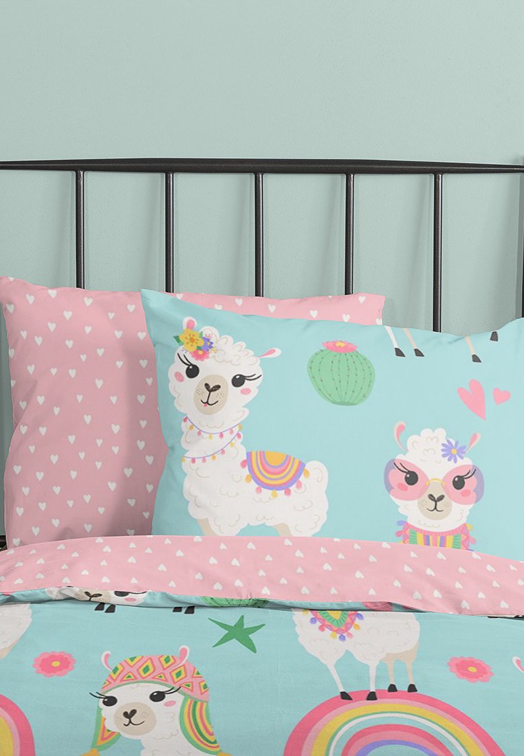 Bettwäsche-Set mit bunten Lamas auf einem hellblauen Hintergrund, rosa Kissen mit Herzmuster und lebendigen Akzenten in Regenbogen- und Kaktusdesigns.