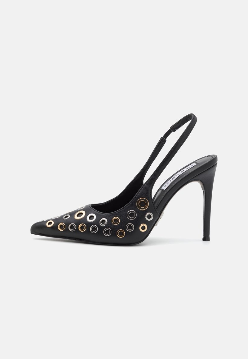 Pompes slingback en cuir noir avec un bout pointu, un talon aiguille et des œillets décoratifs métalliques en argent, or et bronze.