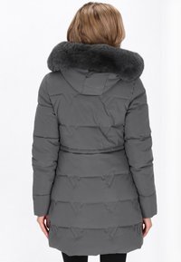 Grå puffjakke med en aftagelig faux fur hætte, der har vandret syninger og en indsnævret talje for en skræddersyet silhuet.