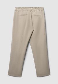 Beige Hosen mit weicher Textur, elastischem Bund und zwei Gesäßtaschen. Gerader Schnitt mit genähtem Saum.