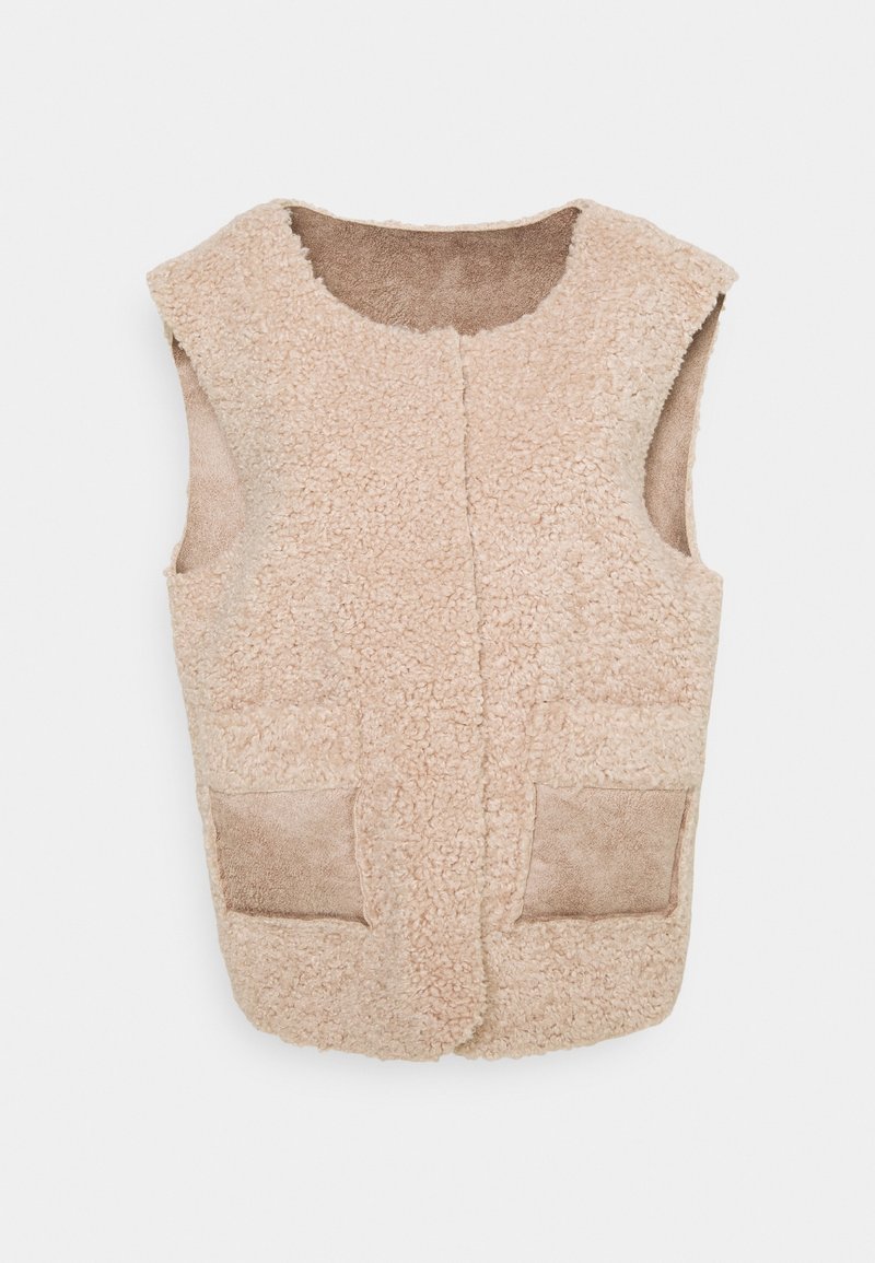 Beige faux shearling ärmlös väst med två framfickor, rundad halsringning och en mjuk textur. Baksidan har en kontrasterande slät yta.