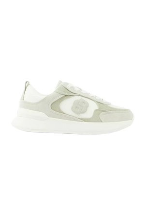 Niedrig profilierter weißer und hellgrauer Sneaker mit Wildleder-Akzenten, gepolsterter Sohle, Schnürung vorne und dezentem Logo an der Seite.