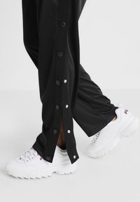 Fila GERALYN BUTTON PANTS - Pantalon de survêtement - black