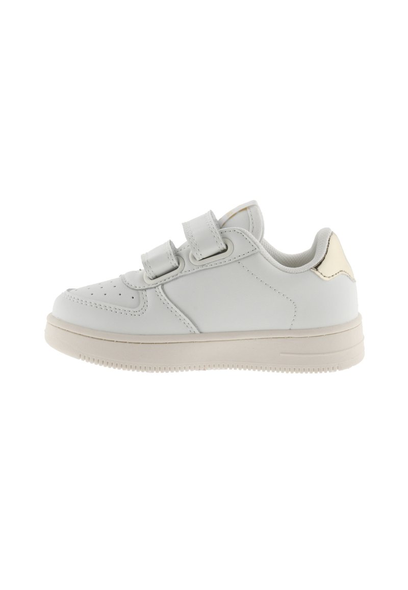 Baskets en cuir blanc avec deux bandes Velcro réglables, bout rond, perforations minimales, semelle beige et un accent métallique doré subtil au niveau du talon.