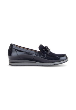 Mocassin en cuir verni noir à semelle basse, boucle décorative et surpiqûres sur le dessus, présenté de profil sur fond blanc.