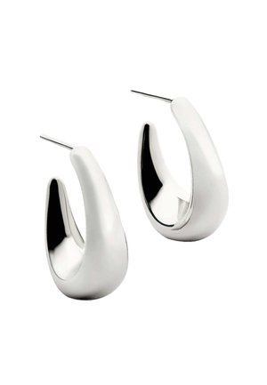 Pendientes de aro de metal en tono plateado con un acabado suave y pulido, en forma de lágrima alargada. El diseño presenta un aspecto simple y clásico.