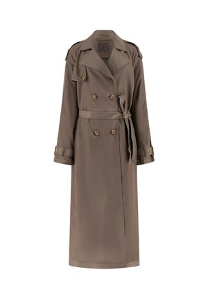 Long manteau trench-coat marron double boutonnage avec col à revers, ceinture nouée à la taille, pattes d'épaule boutonnées et bracelets de manche avec œillets.