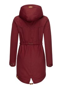 Giacca da pioggia bordeaux con vita arricciata, cappuccio con coulisse e polsini con bottoni; texture morbida con una leggera lucentezza e dettaglio di apertura sul retro.