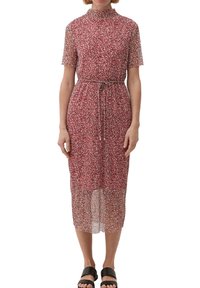 Vestido rojo con estampado floral, de cuello alto, mangas cortas, cintura ajustada y falda semitransparente hasta la rodilla. El material parece ligero y fluido.