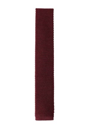 Correa de tela de punto rojo oscuro con patrón texturizado, de forma rectangular y estrecha, aislada sobre fondo blanco.