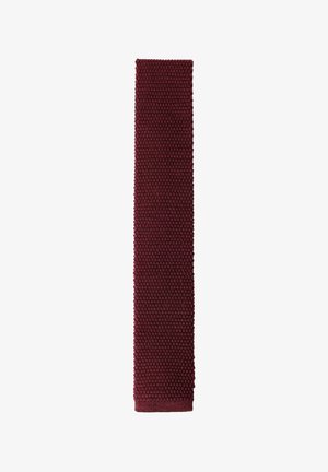 Correa de tela de punto rojo oscuro con patrón texturizado, de forma rectangular y estrecha, aislada sobre fondo blanco.