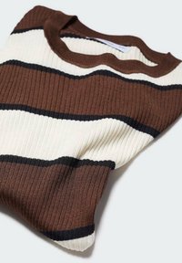 Taitettu ribbineulottu villapaita, jossa on vaakasuoria ruskeita, kermaisia ja ohuita mustia raitoja, pyöreä pääntie, valkoisella pinnalla.