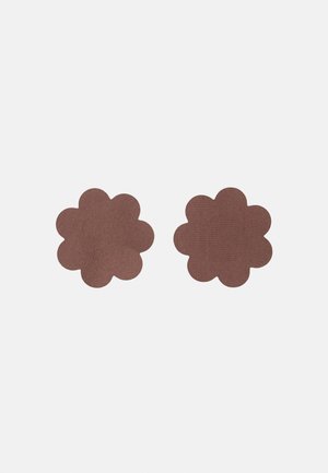 Substratos em forma de flor de tecido castanho com bordas onduladas; superfície texturizada; duas peças expostas lado a lado sobre um fundo branco.