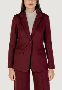 Burgundy sako s klopovými límci, zapínání na jeden knoflík, dvě přední kapsy, přiléhavý střih a hladká textura látky.