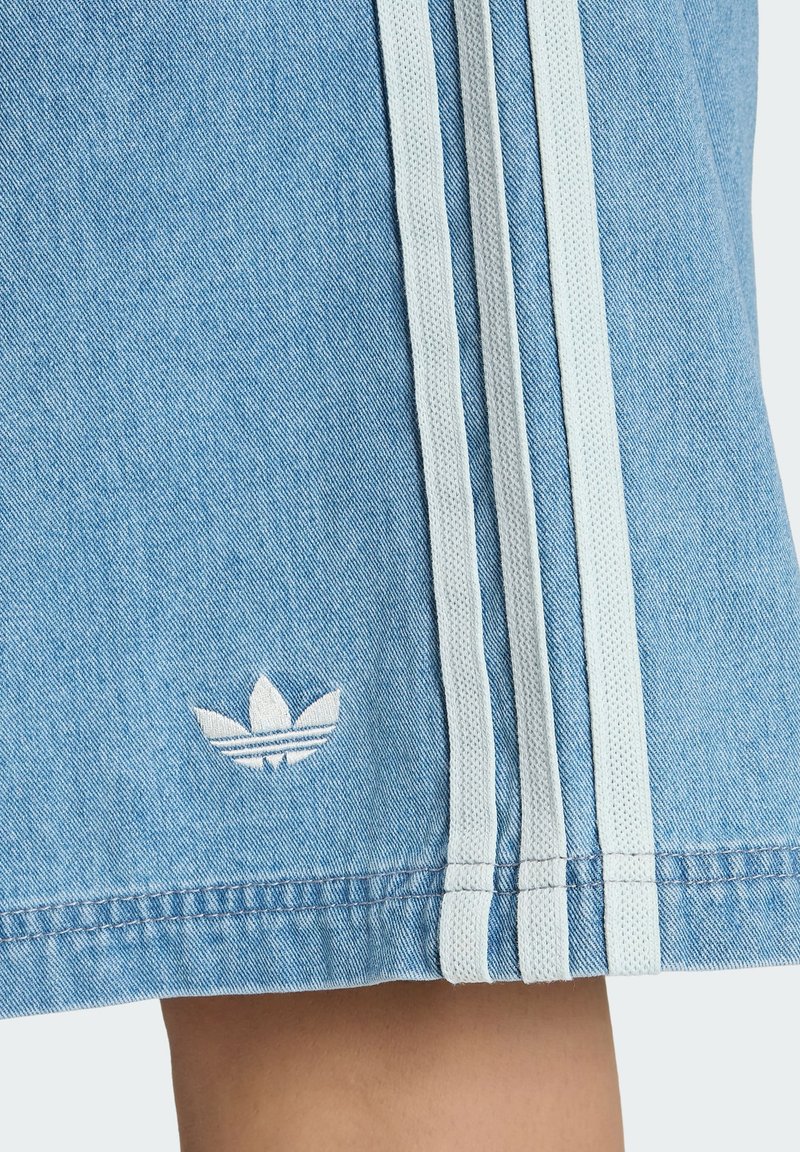 Blauer Jeansrock mit drei weißen vertikalen Streifen und einem weißen bestickten Adidas-Trefoil-Logo nahe dem Saum.